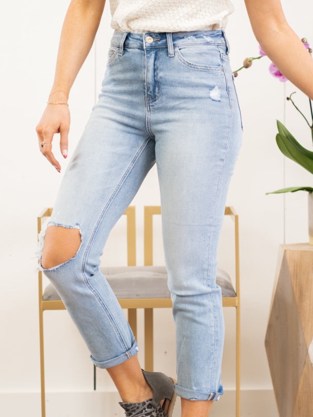 Vervet by Flying Monkey High Rise Light Wash Distressed Jeans Size 27